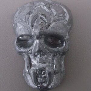 Cast Silver‑Tone Skull Sculpture, Heavy Metal Gothic, Detailed & Distressed
